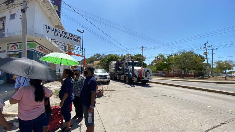 Un camión trabaja en el desazolve del drenaje en la colonia Juárez.
