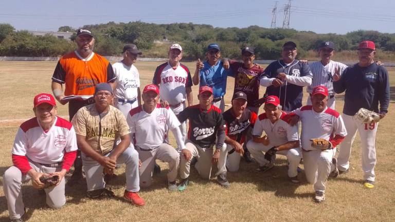 Familia Escobar supera Tacos Figueroa, en la Liga de Beisbol Chololos