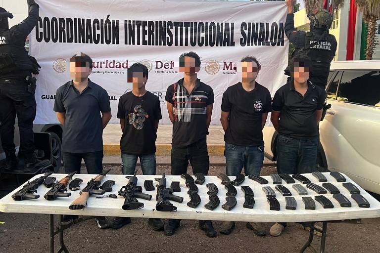 Detienen a 5 hombres con armamento y camionetas en Stanza Toscana, en Culiacán
