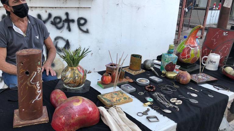Diversas artesanías se exponen para su venta en el Paseo de las Artes.