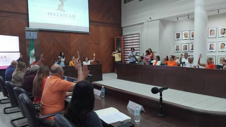 Sesión de Cabildo de Mazatlán en la que se aprobó la Ley de Ingresos para 2026.