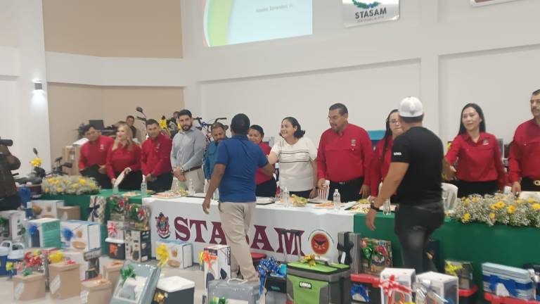 Trabajadores del Ayuntamiento de Mazatlán participaron en el convivio organizado por el Stasam para conmemorar el Día del Padre y reconocer su labor.