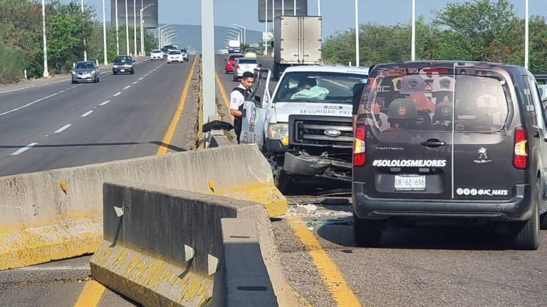 Una camioneta Ford de una empresa de valores se impactó contra la unidad Suv.
