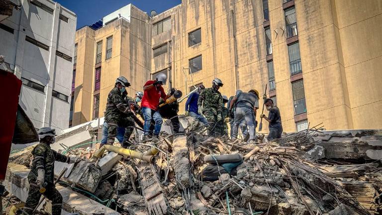 Civiles y militares de Colombia ayudan en las tareas de rescate en Cali.
