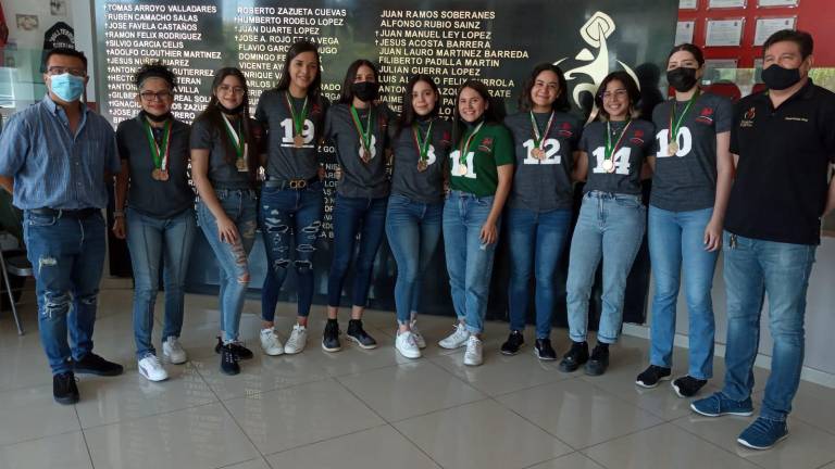 Las jugadoras recibieron sus medallas.