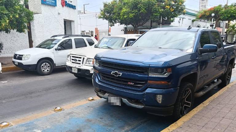 Los espacios azules en el Centro son ocupados con frecuencia por vehículos cuyos conductores no acreditan condiciones de movilidad reducida, denuncia un ciudadano.