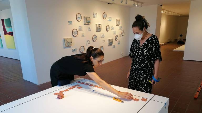Elvira Smeke, durante el montaje de la exposición.