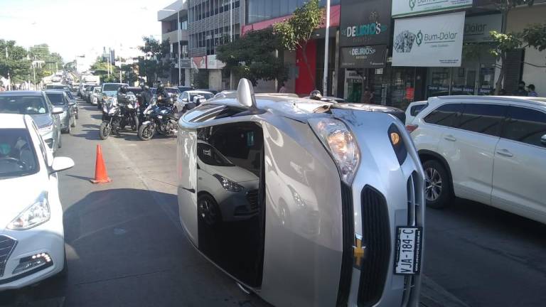 Automóvil quedó semivolcado en plena avenida Álvaro Obregón, en Culiacán