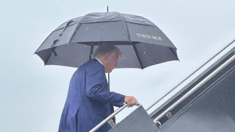 Después de la comparecencia, Trump se marchó en una vehículo en dirección al aeropuerto Ronald Reagan de la capital de Estados Unidos, para tomar un vuelo en su avión personal, el Trump Force One.