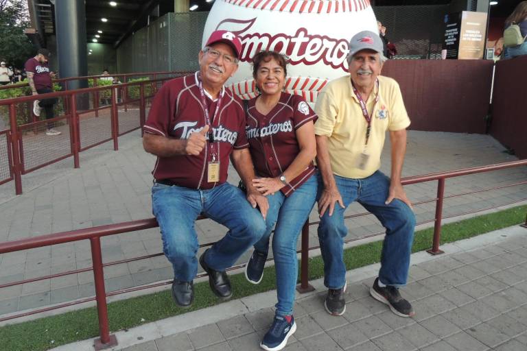 Brindan sinaloenses su apoyo a Tomateros en la serie final contra Charros de Jalisco