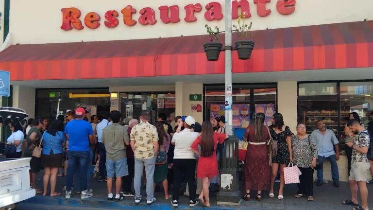 En sucursales de Restaurantes y Pastelerías Panamá se observaron largas filas de familias que acudieron a desayunar o comprar pasteles para festejar.