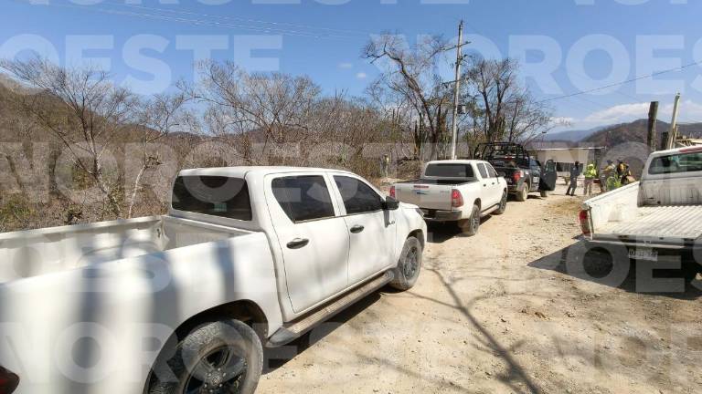 Autoridades municipales de Rosario llegan a mina donde cuatro trabajadores están atrapados tras un derrumbe.