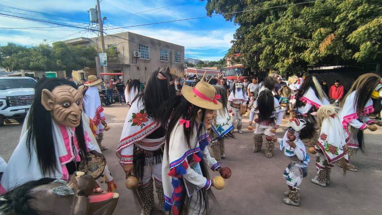 Danzantes mayo-yoreme realizaron el primer conti del año en el centro ceremonial de San Miguel Zapotitlán, Ahome.