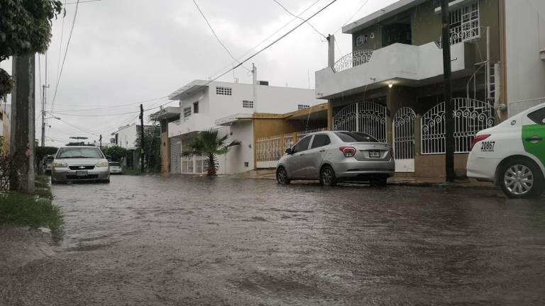 Tiene Mazatlán amanecer lluvioso y con tormenta eléctrica