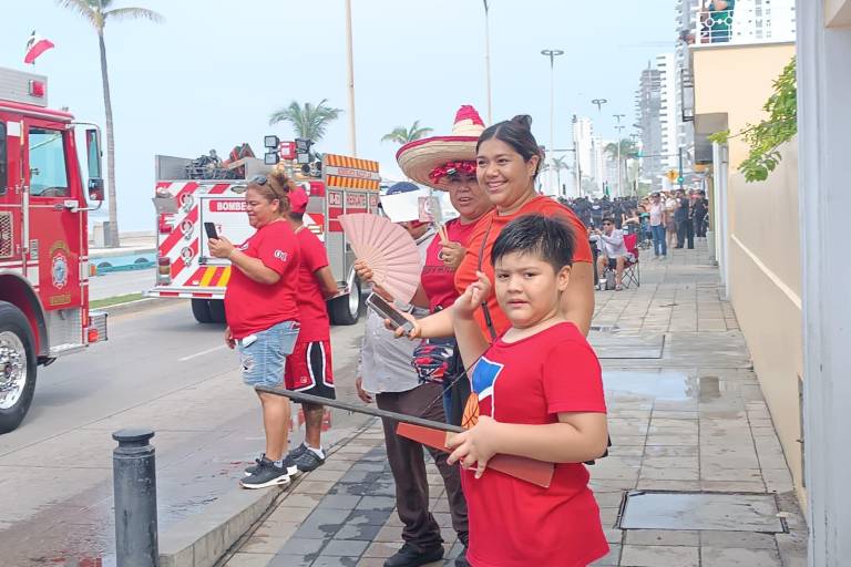 ’Madrugan’ mazatlecos para presenciar el desfile por Independencia de México en el malecón