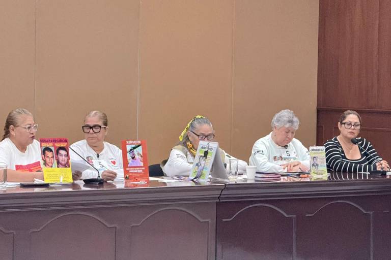 Representantes de colectivos de búsqueda se reunieron con diputados locales en el Congreso de Sinaloa.
