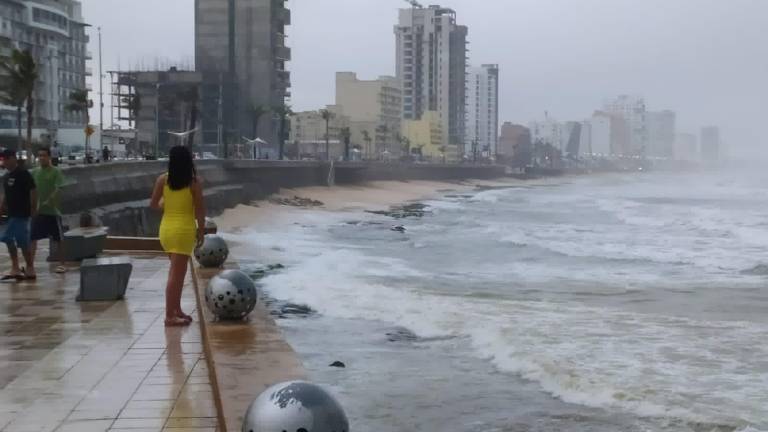 Después de la tormenta... ¿la fiesta? En Mazatlán, turistas ya andan en la calle a unas horas del paso de Nora