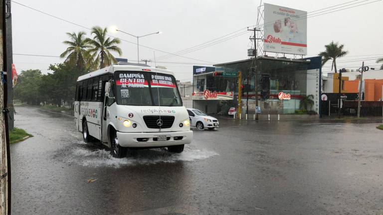 En Culiacán, el transporte público opera normal, pero si crecen los arroyos será suspendido
