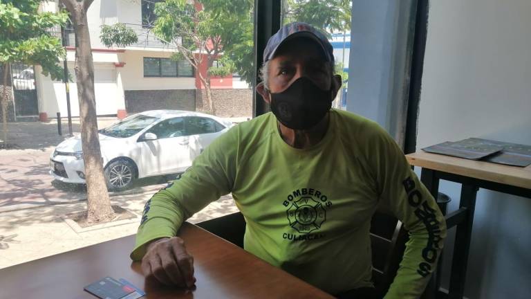 Tras 42 años como voluntario en Bomberos Culiacán, Víctor se retira y le detectan cáncer; pide apoyo para medicina