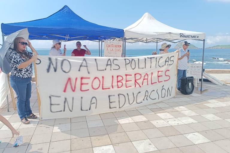 Realizan Jubilados de la UAS nuevo plantón en Mazatlán; ahora en la zona turística