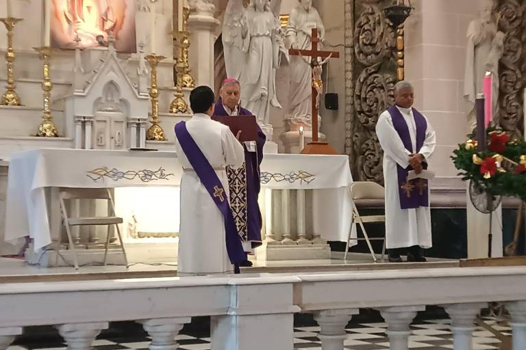 El Obispo Mario Espinosa Contreras invita a vivir las celebraciones con gratitud y en familia.