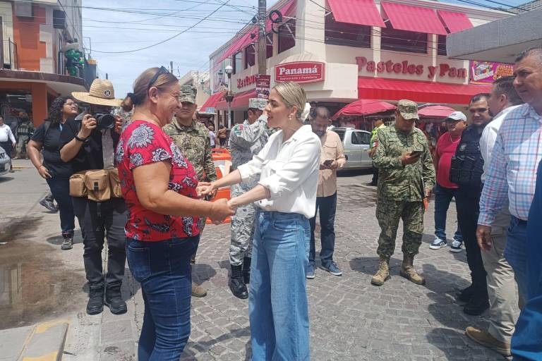 Realiza Estrella Palacios recorrido en calles del Centro de Mazatlán y reitera invitación a fiesta del Grito de Independencia