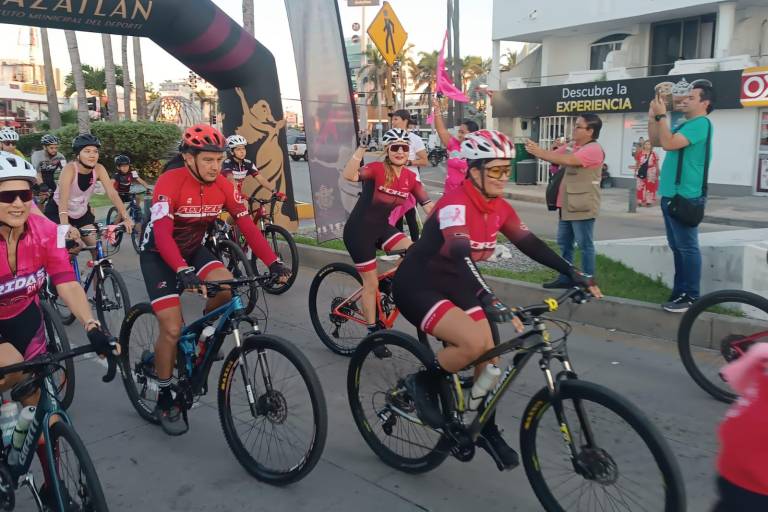 Rodada en Rosa reúne a ciclistas y patinadores en Mazatlán