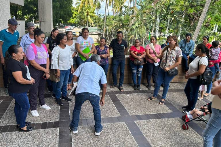 Desplazados por la violencia de Sinaloa y Chihuahua se manifiestan en Palacio de Gobierno, en Culiacán