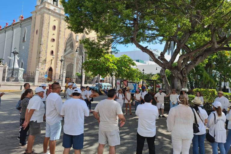 Mazatlecos también salen a marchar en exigencia de paz en Sinaloa