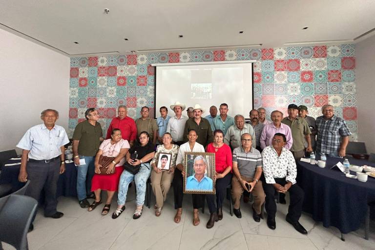 Rinden homenaje a docentes que dejaron marca por la lucha social en Sinaloa