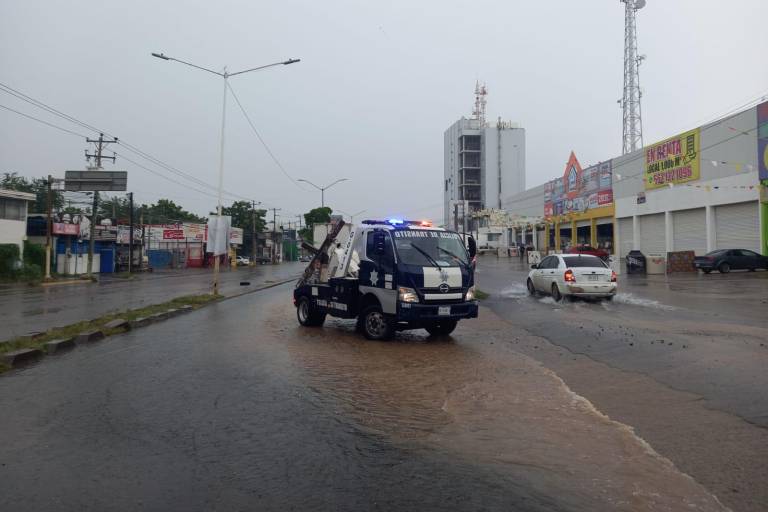 Cierran vialidades en Culiacán por acumulación de agua tras fuertes lluvias