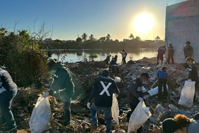 Autoridades llevaron a cabo una jornada de limpieza en el Estero del Infiernillo.