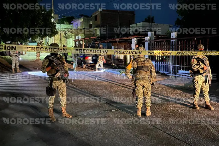 Elementos del Ejército resguardaron la vivienda atacada mientras personal de la Fiscalía realizaba las diligencias correspondientes.