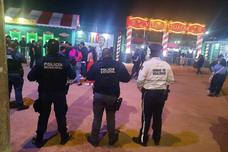 Agentes refuerzan vigilancia y control vial en la verbena navideña.