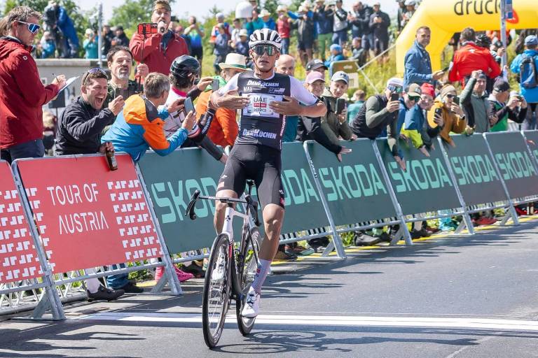 Isaac del Toro firma doblete en Austria con una remontada de antología en Gaisberg