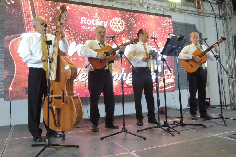 Disfrutan rotarios de queso, pan y vino con causa