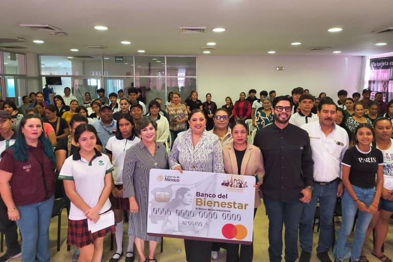 Reciben 300 estudiantes de preparatoria becas para continuar con su educación