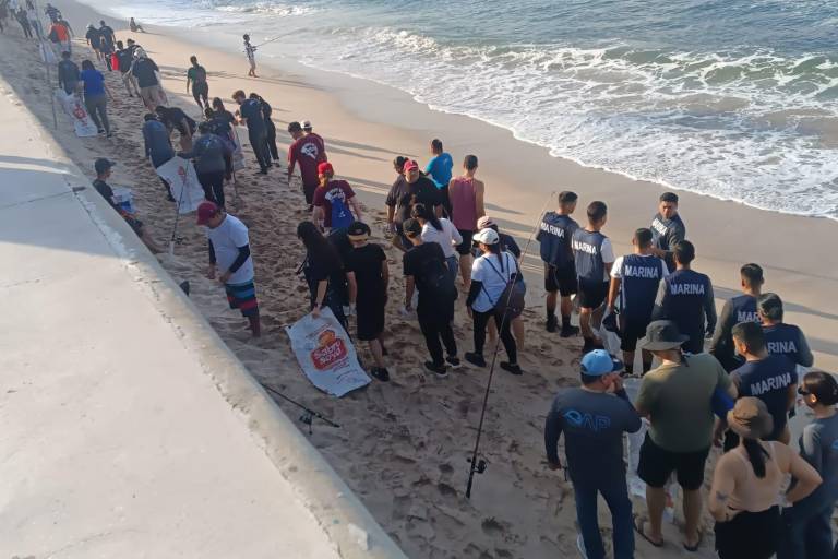 Estudiantes y voluntarios se suman a una nueva limpieza de playas en Mazatlán