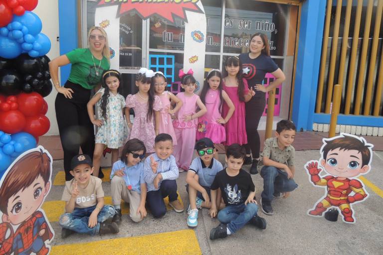 Con juegos mecánicos, trampolín y música celebran su Día del Niño