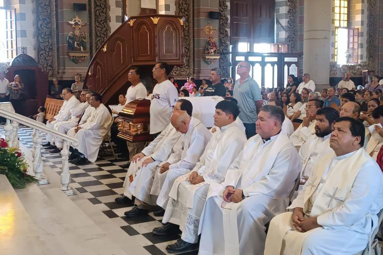 Con misa de cuerpo presente, Diócesis de Mazatlán da el último adiós al Padre José Pablo Chávez