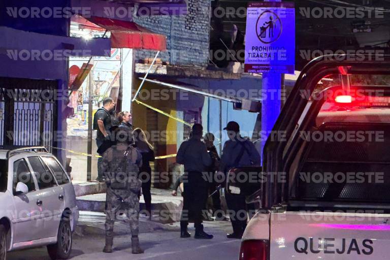Elementos de seguridad acudieron a la frutería de la Colonia Lázaro Cárdenas donde se registró este viernes un ataque a balazos.