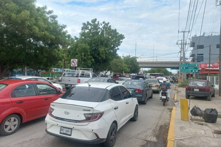 Genera caos vial reparaciones al puente a desnivel de la Colosio, en Mazatlán