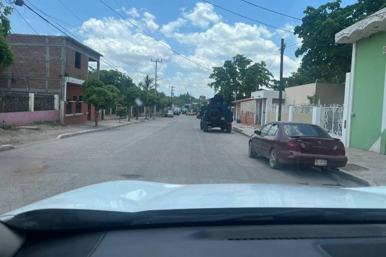 Detienen a cuatro civiles, aseguran un vehículo y armas tras operativo en Aguaruto, al poniente de Culiacán