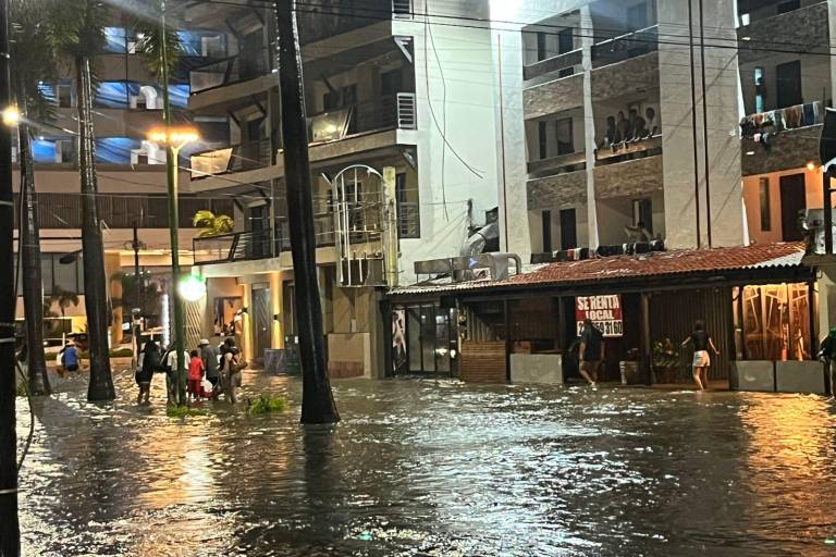 Torrenciales lluvias paralizan calles y desbordan arroyos en Mazatlán