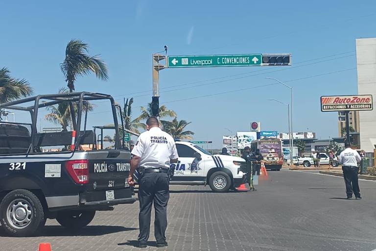 Pide Coparmex topes viales en la avenida Marina Mazatlán, frente a plaza comercial