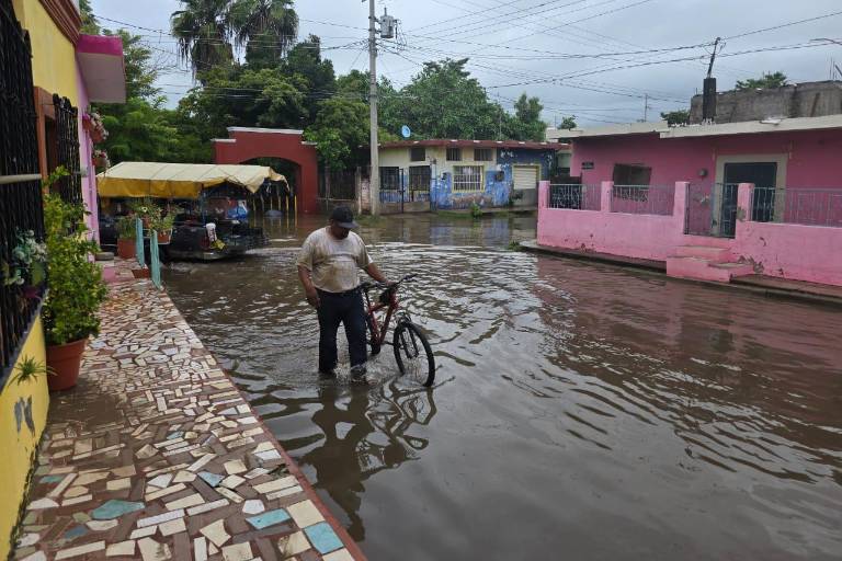 Vecinos afirman no dormir cada que laguna se desborda en El Rosario