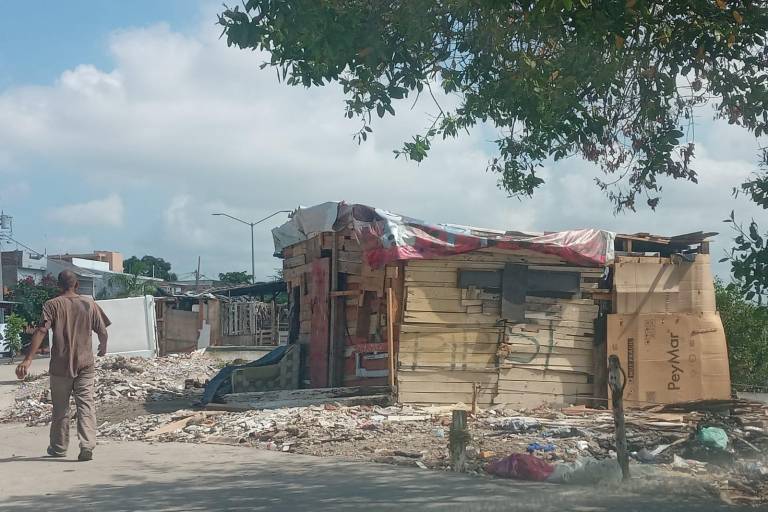 Permanecen en Estero del Infiernillo de Mazatlán casas y techos