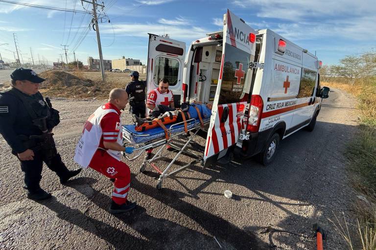 Dos ocupantes de motocicleta quedan lesionados tras chocar contra un vehículo en el sector norte de Culiacán