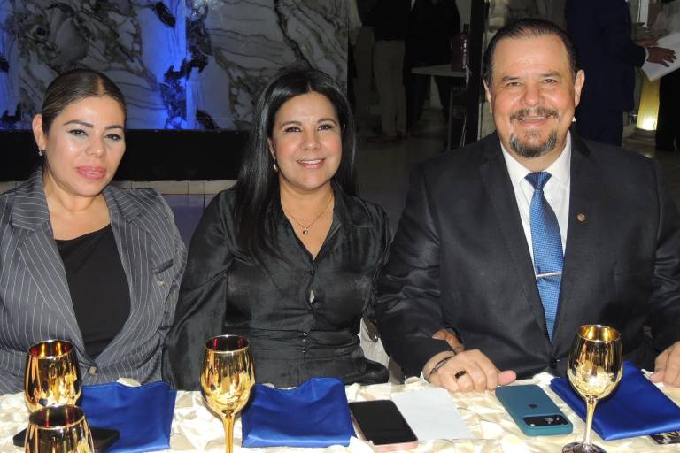 Disfrutan rotarios de queso, pan y vino con causa