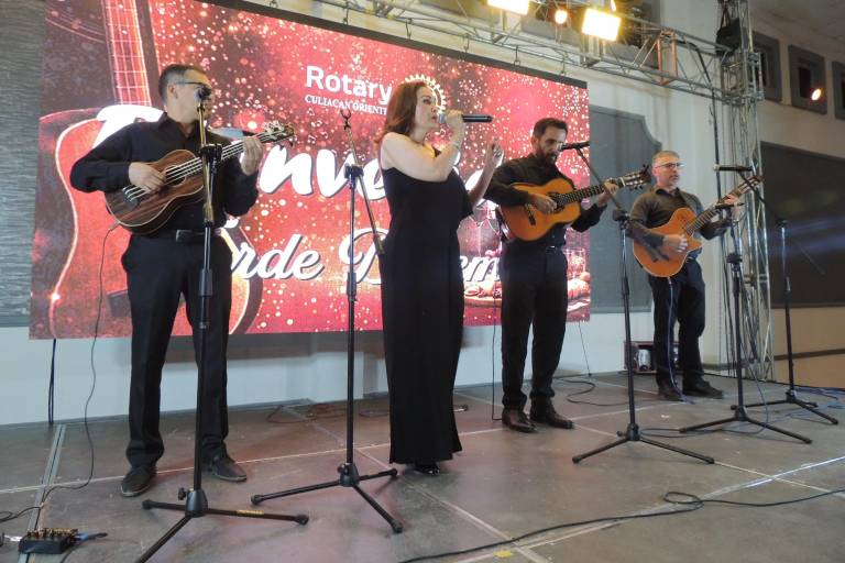 Disfrutan rotarios de queso, pan y vino con causa